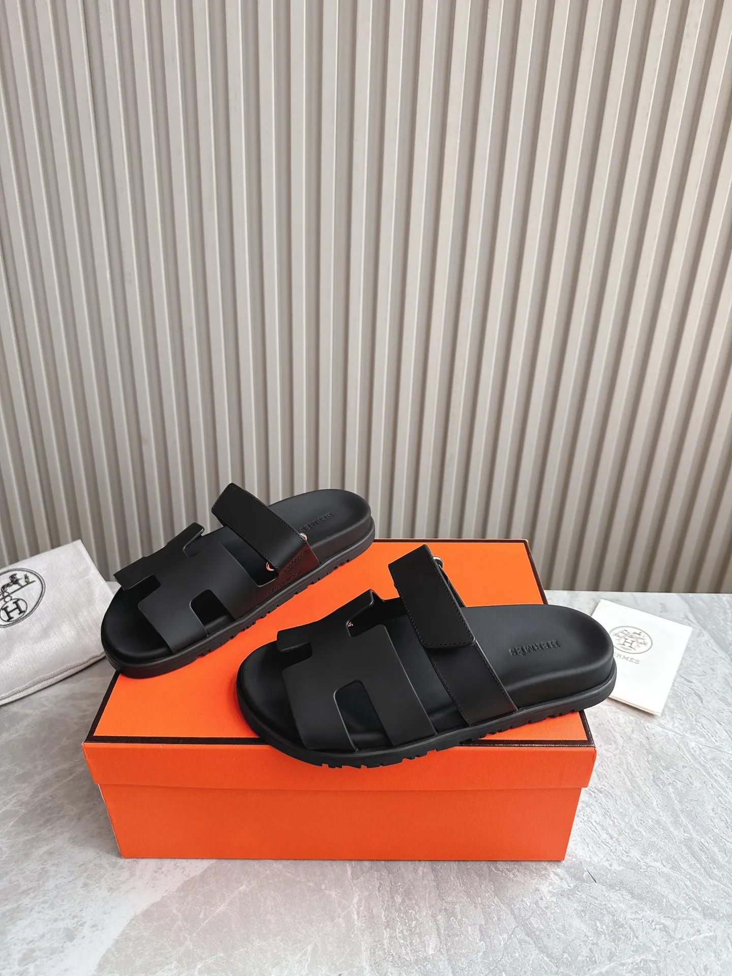 p480🐮🐮Couple model (top version) H family 2024 spring and summer new style HERMES Hermes' recently popular couple model pig nose angle sandals and slippers, paired with various colorful socks, popular. Upper: imported original deerskin (the genuine leather edging is not ordinary super migration). Lining: imported genuine leather. Outsole: Tpu non-slip and wear-resistant outsole. Size: Female 35-42 (40/42 non-returnable and non-exchangeable) Male size: 39-45 (45 non-refundable and non-exchangeable)